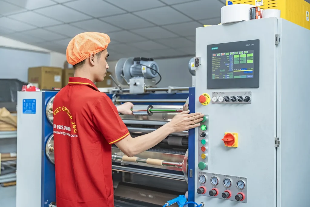 Công nhân vận hành máy in nhãn tại nhà máy Nam Việt