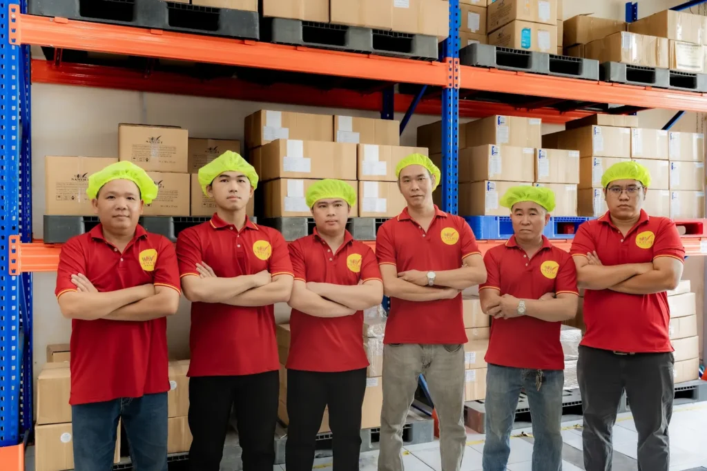 Đội ngũ kho Nam Việt Group giữa các kệ hàng
