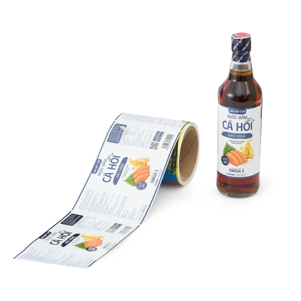 Cuộn nhãn thực phẩm đặt cạnh chai sản phẩm
