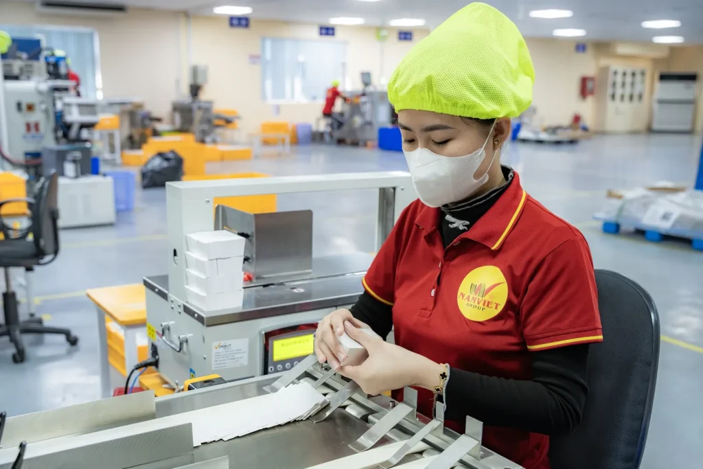 Công nhân kiểm tra tem nhãn trên dây chuyền