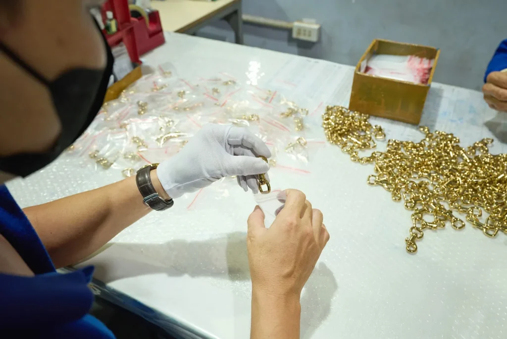 Công nhân Golden kiểm tra linh kiện kim loại