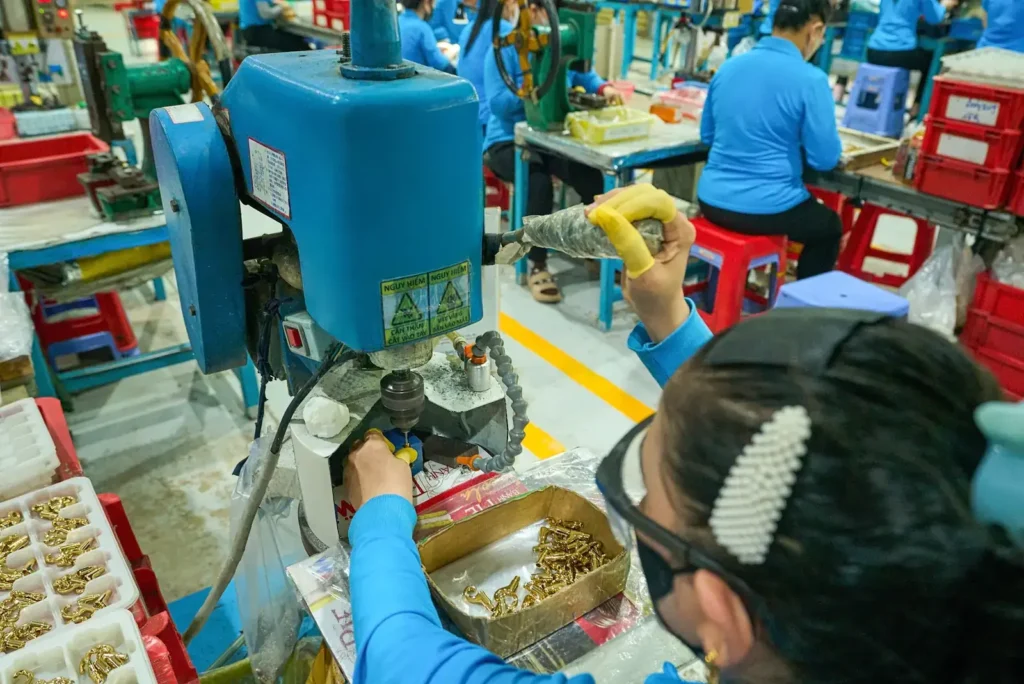 Công nhân vận hành máy sản xuất linh kiện tại Golden