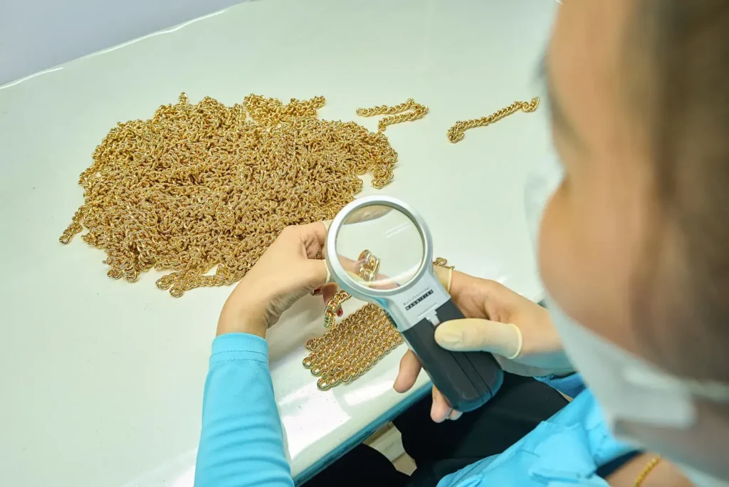 Kiểm tra linh kiện bằng kính lúp tại Golden