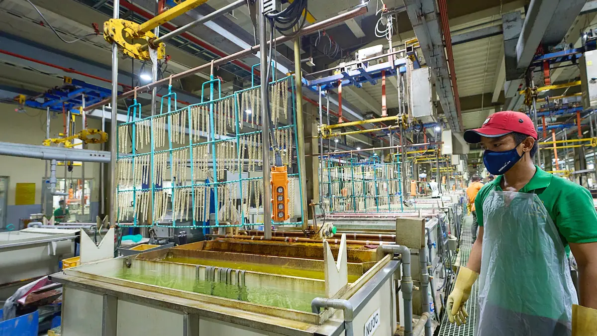 Chụp ảnh nhà máy Golden: công nhân làm việc tại dây chuyền xi mạ