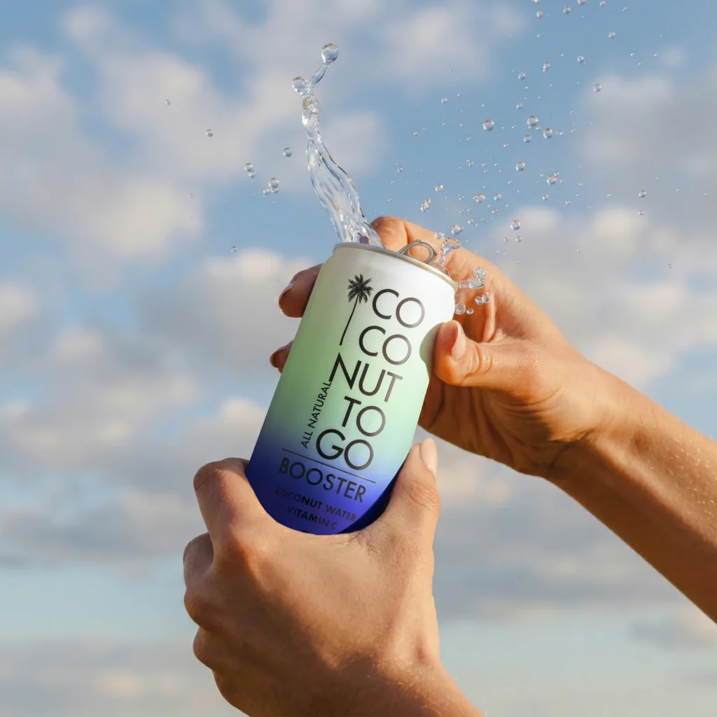 Tay bóp lon Coconuttogo, nước bắn tung