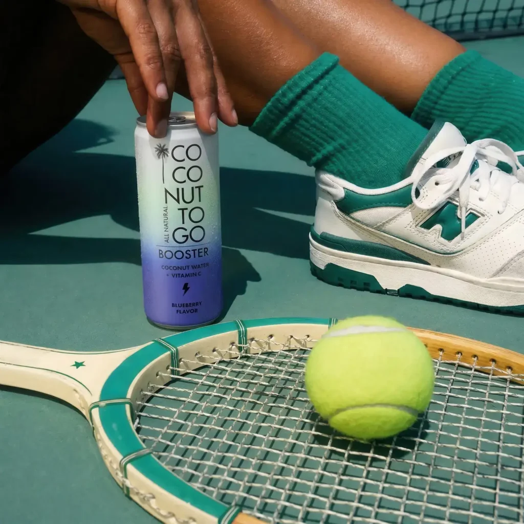 Lon Coconuttogo cạnh giày và vợt tennis