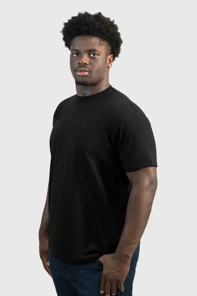 Người mẫu mặc áo thun Epic Fits màu đen