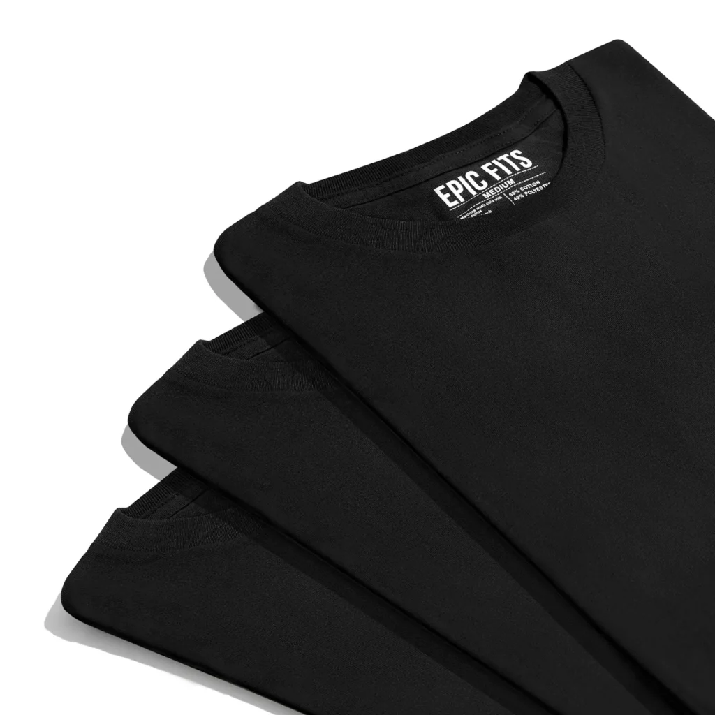 Chồng áo thun Epic Fits màu đen, cận cổ áo và nhãn