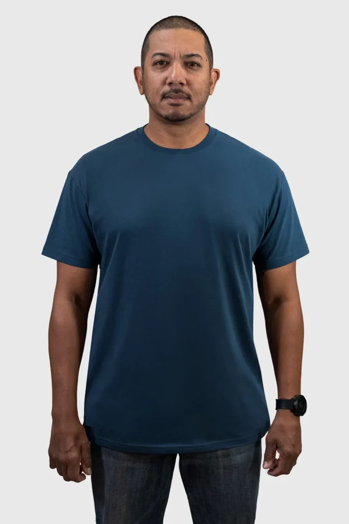 Người mẫu mặc áo thun Epic Fits màu xanh
