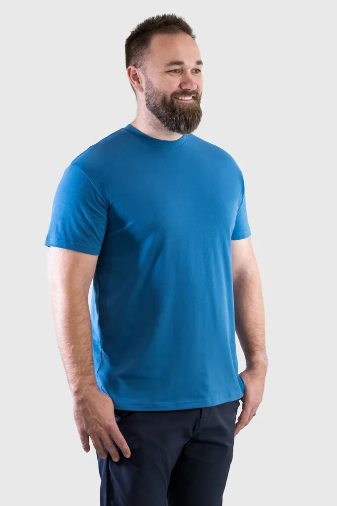 Người mẫu mặc áo thun Epic Fits nhìn từ phía sau