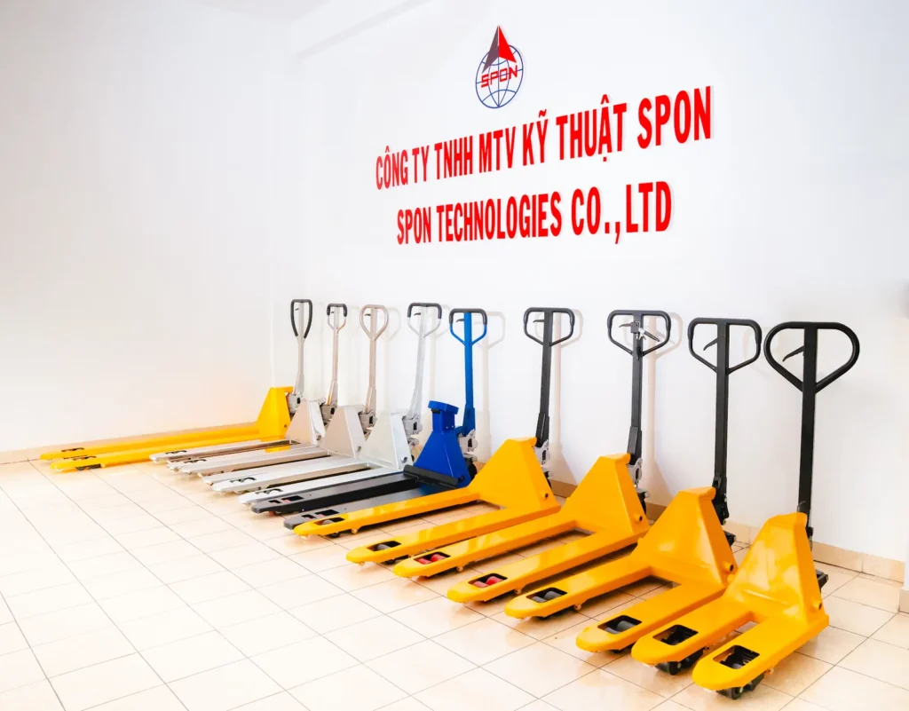 Các mẫu xe nâng tay SPON xếp hàng trong studio tại nhà máy