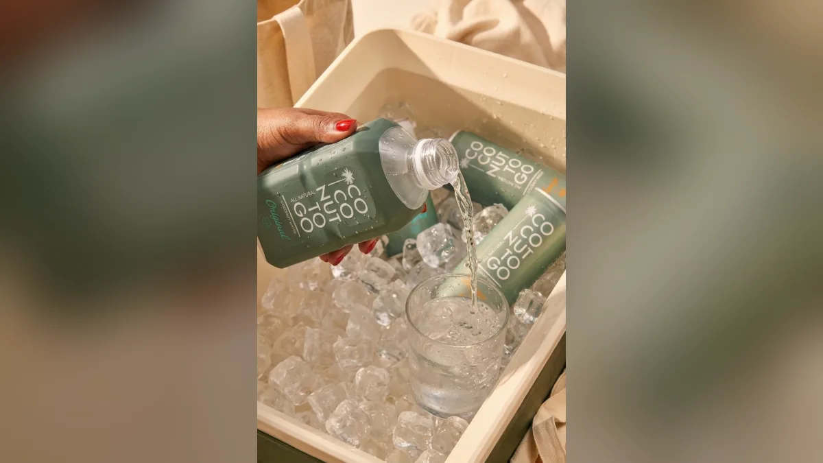 Tay rót nước Coconuttogo bên thùng đá, phiên bản thay nền bằng AI