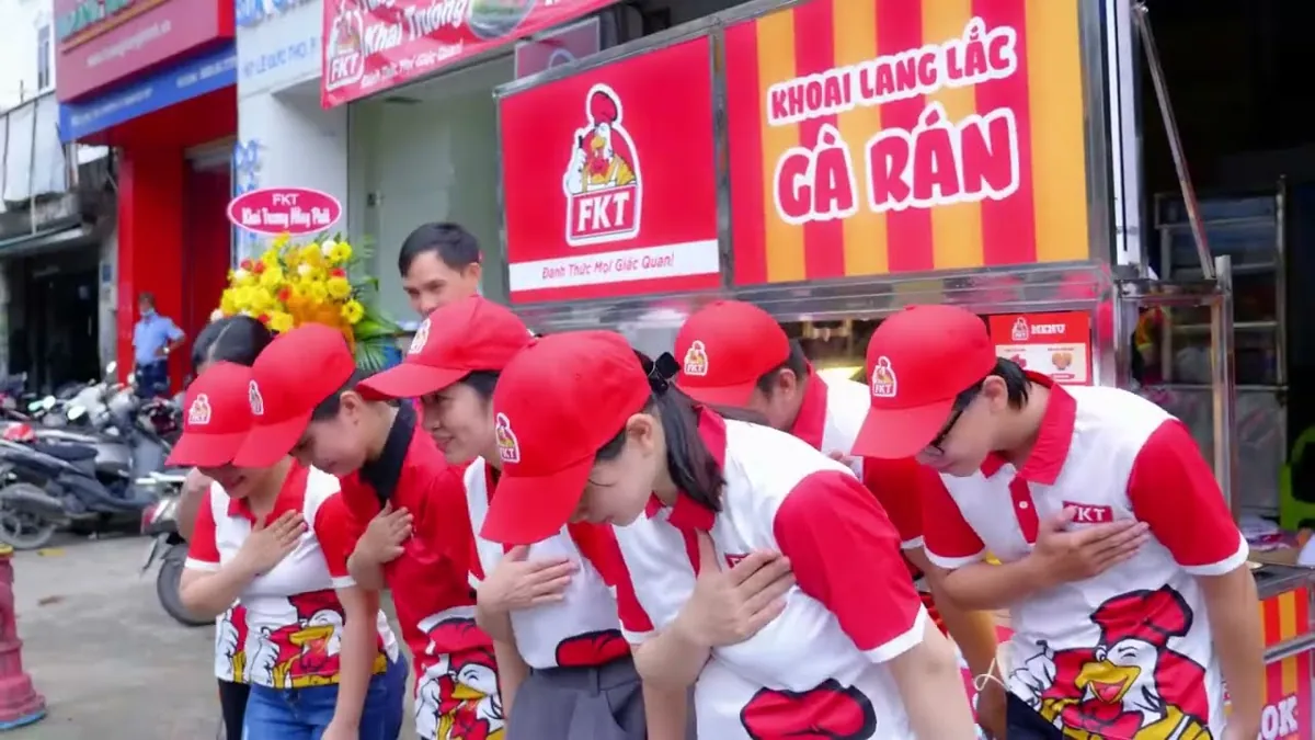 Corporate video for the F&B industry: FKT Fried Chicken employees at the store counter.