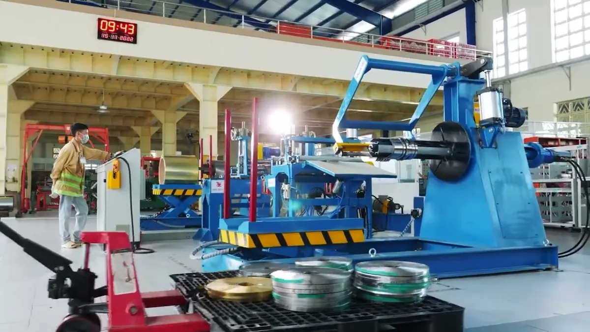 Phim doanh nghiệp ngành phụ liệu may mặc Tim Đỏ với dây chuyền máy dập