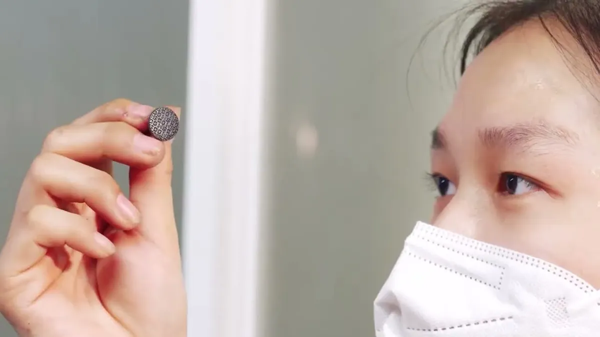 Kiểm tra nút áo trong phim doanh nghiệp Tim Đỏ