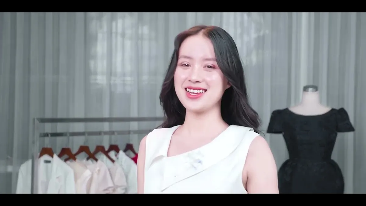 Người mẫu trình diễn thiết kế Nguyệt Fashion trong phim doanh nghiệp