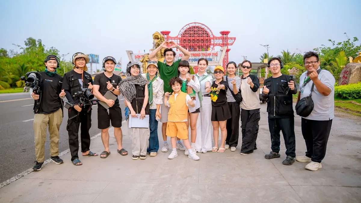 Ê-kíp Right Media và diễn viên sau buổi quay phim doanh nghiệp Sơn Tiên
