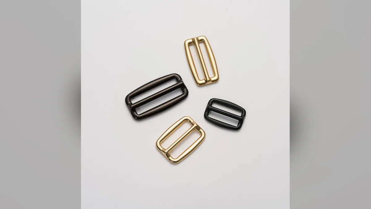 Ảnh packshot khóa cài kim loại mạ vàng và đen của Golden trên nền trắng