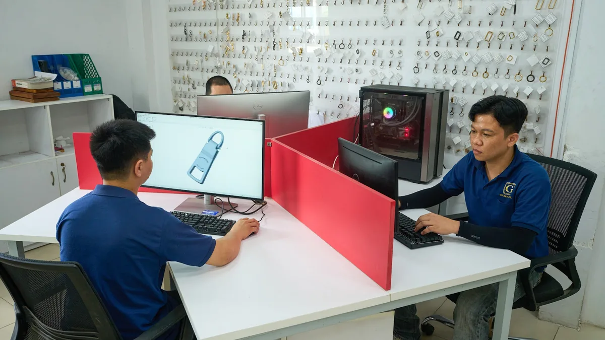 Kỹ sư Golden dựng mẫu linh kiện trên máy tính tại phòng thiết kế