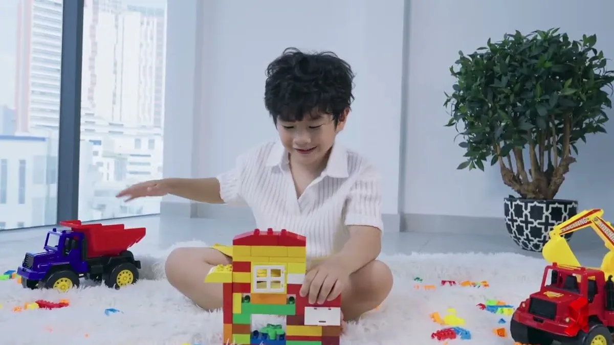 Hậu trường phim doanh nghiệp GLC: cảnh bé trai chơi mô hình xây dựng
