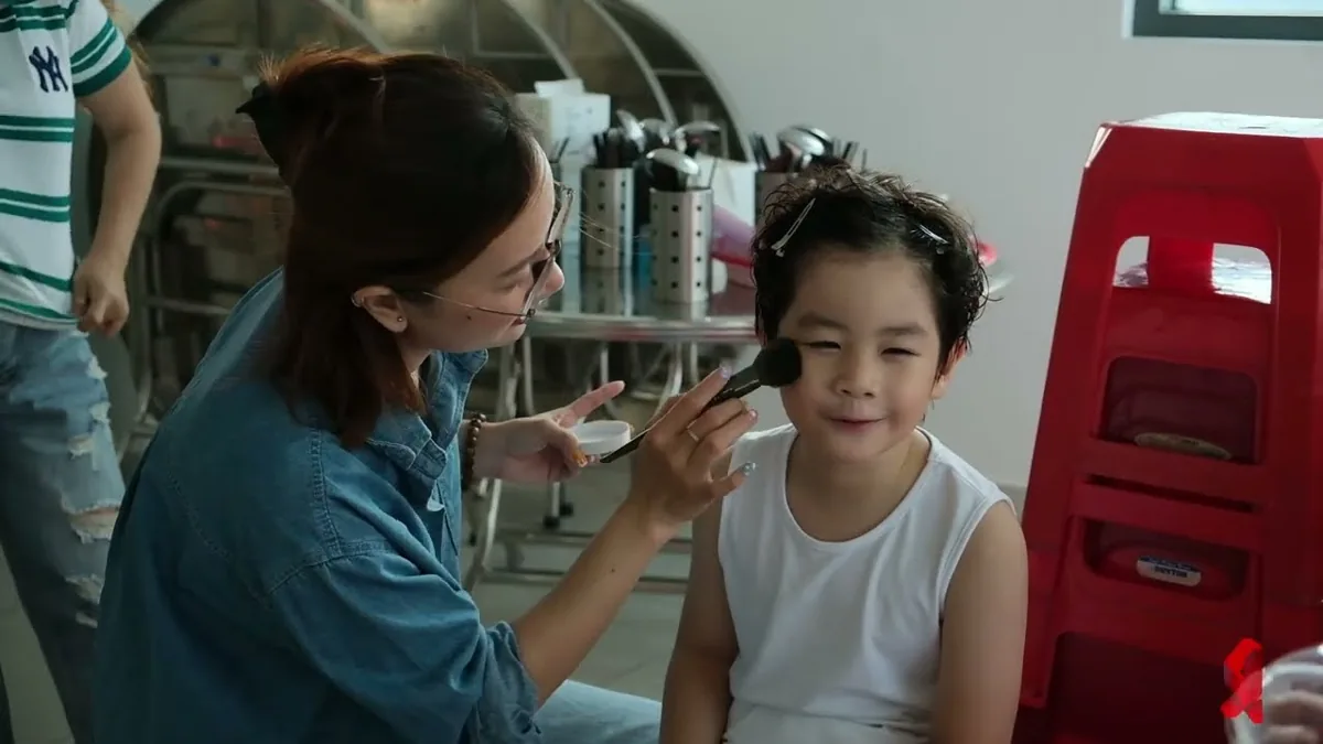 Trang điểm cho diễn viên nhí trước cảnh quay phim GLC