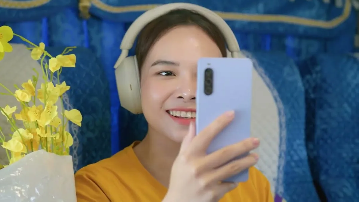 Diễn viên trên bối cảnh xe khách trong series Tết SONY