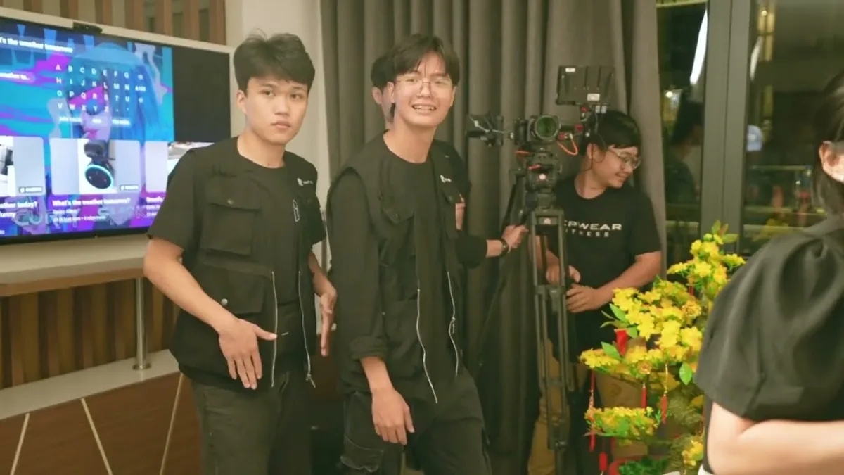 Hậu trường series video ngắn Tết SONY: ê-kíp trên bối cảnh phòng khách