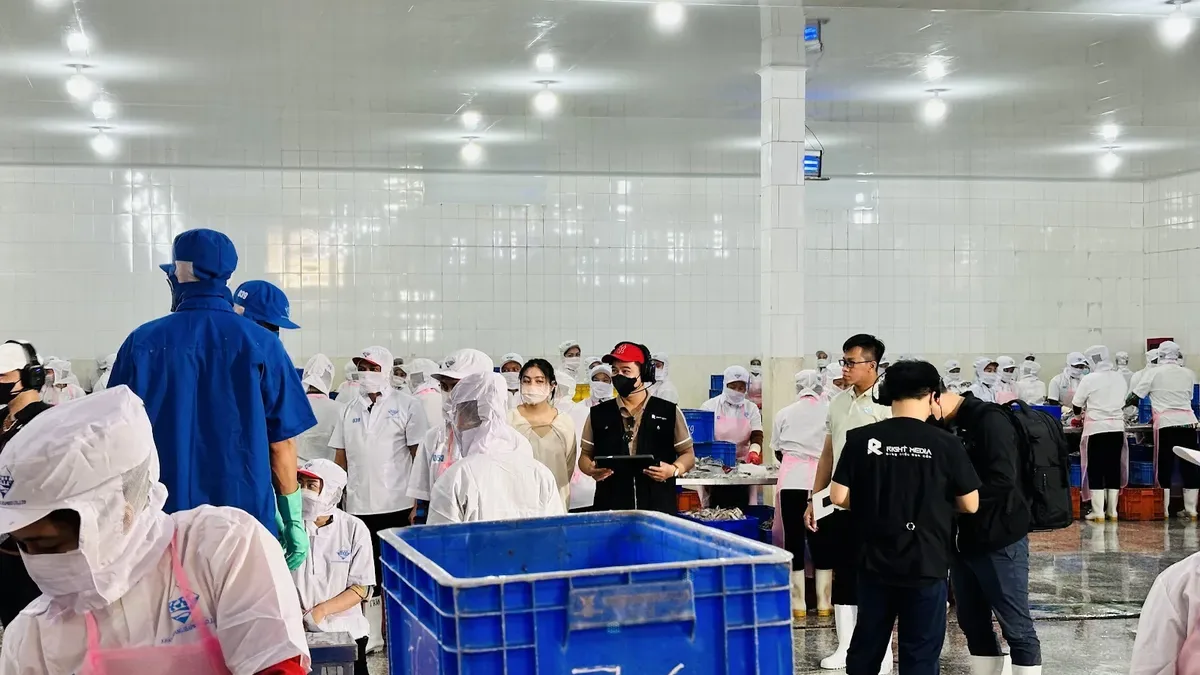 Khánh Hoàng Seafood Industry's corporate video was filmed in the processing area.