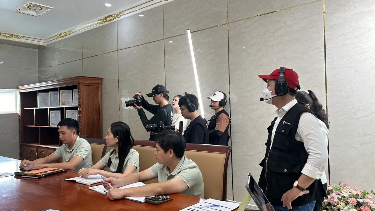 The Right Media crew filmed at Khanh Hoang's office.