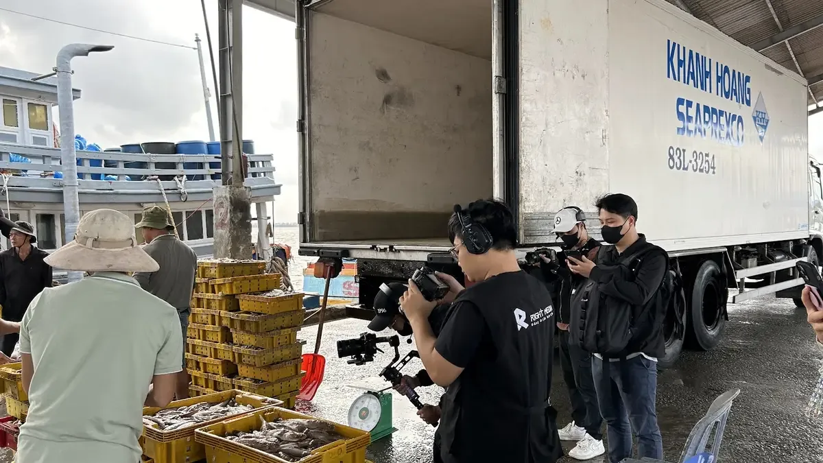 The fish were transferred from the boat to Khanh Hoang's refrigerated truck.