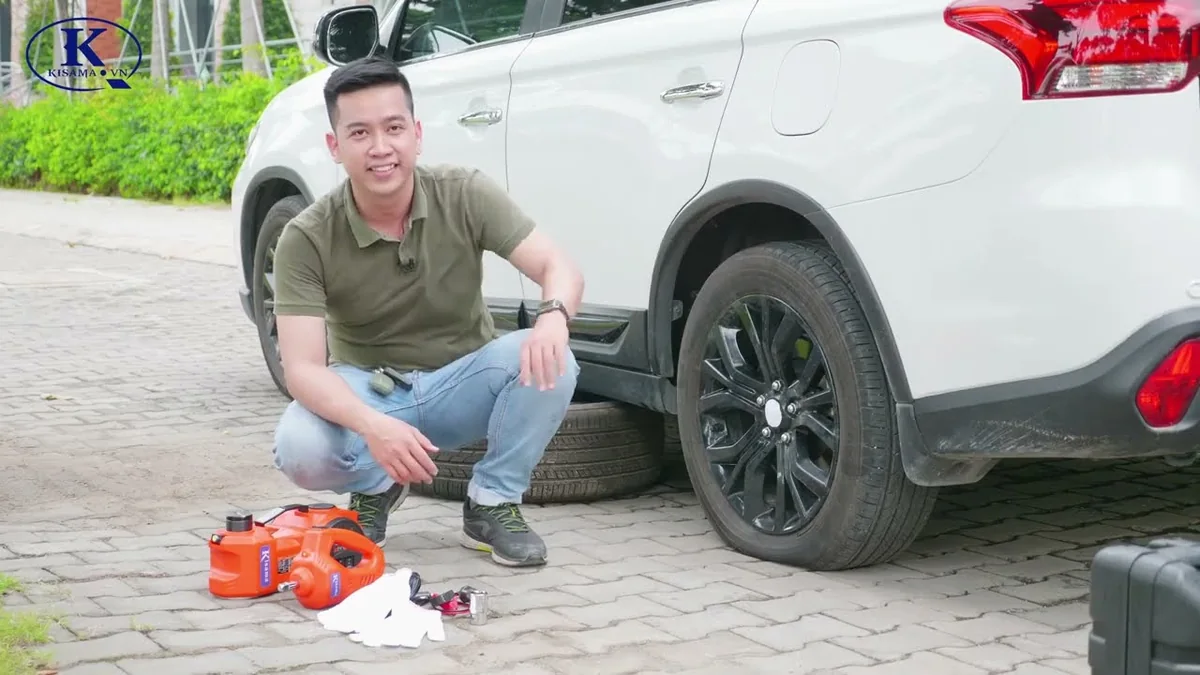 Người lái dùng bộ con đội điện KISAMA để thay lốp xe