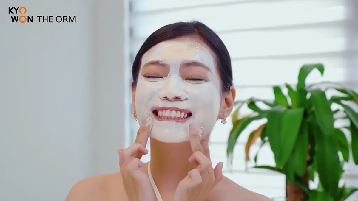Người dẫn thoa mặt nạ đất sét Esroom trong video Kyowon