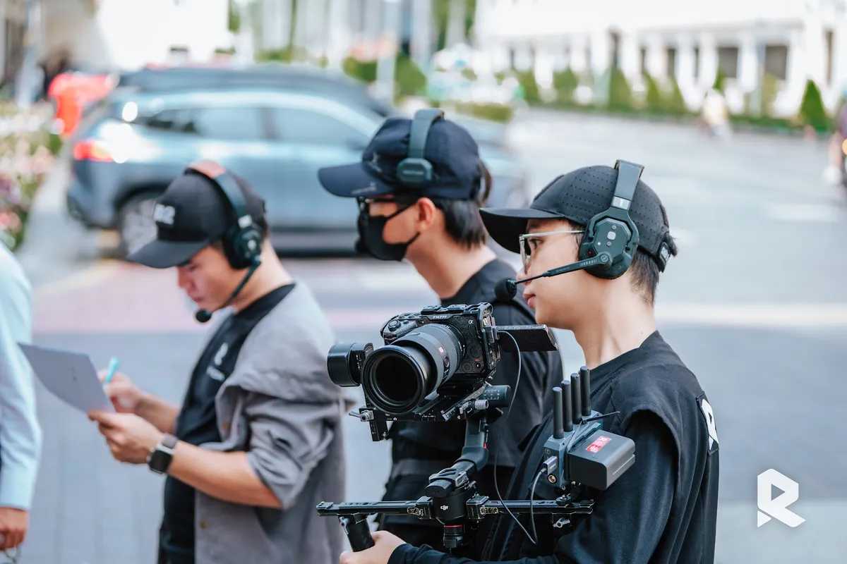 Đạo diễn Right Media hướng dẫn cảnh quay video Levalens