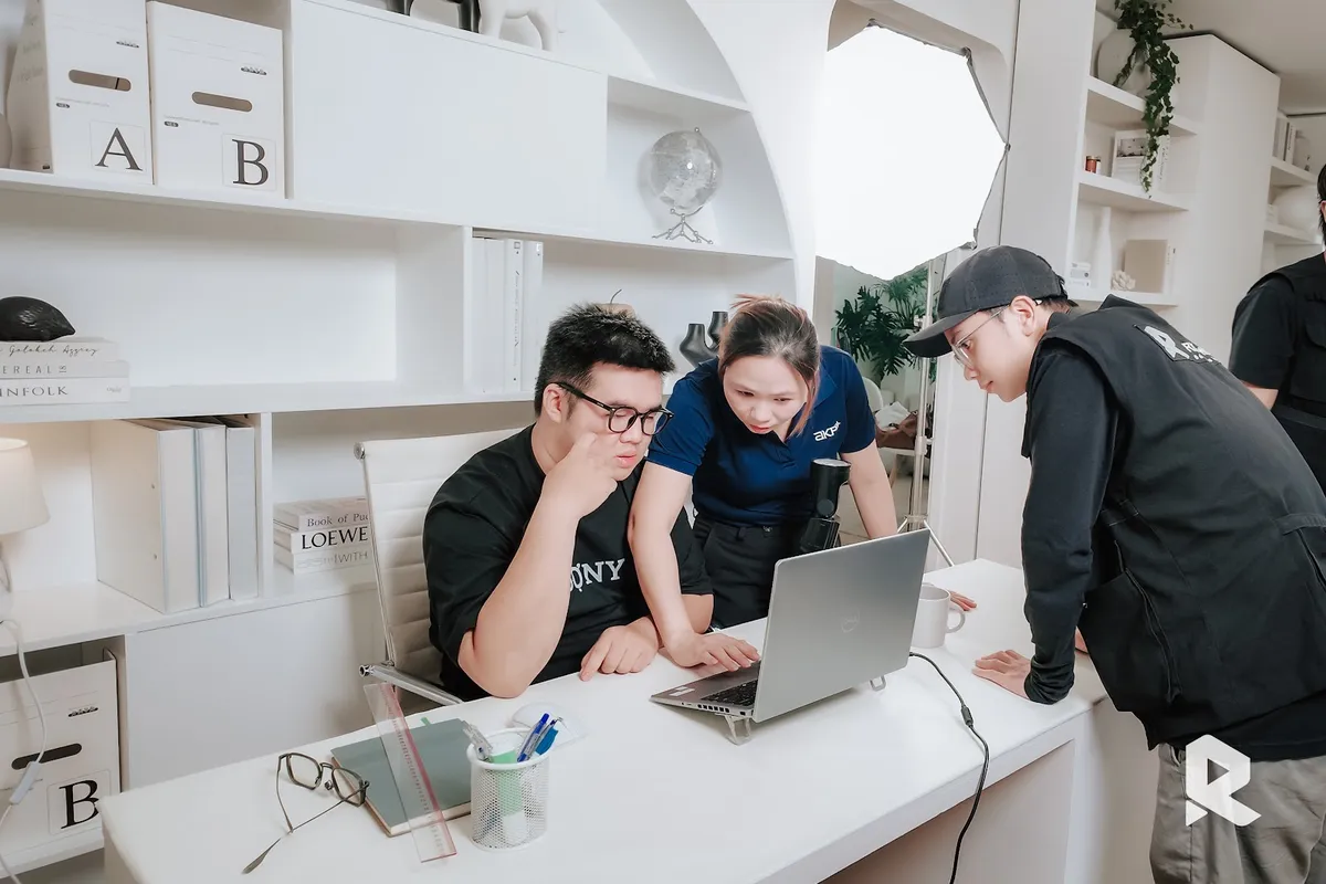 Ê-kíp Right Media xem lại cảnh quay Levalens trong studio