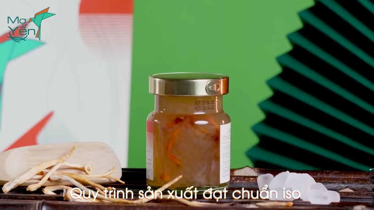 Aunt Yen's steamed bird's nest jar is placed between cordyceps and rock sugar.