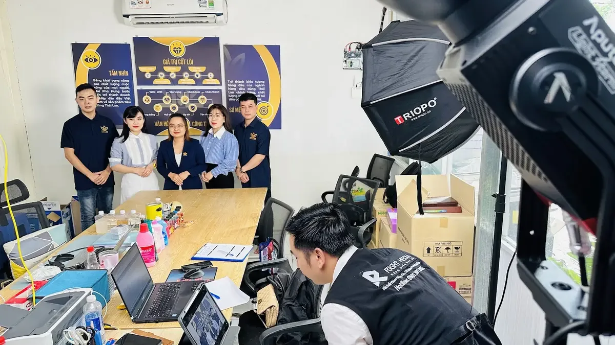 Right Media's crew filmed at Mai Phu Hung's office.