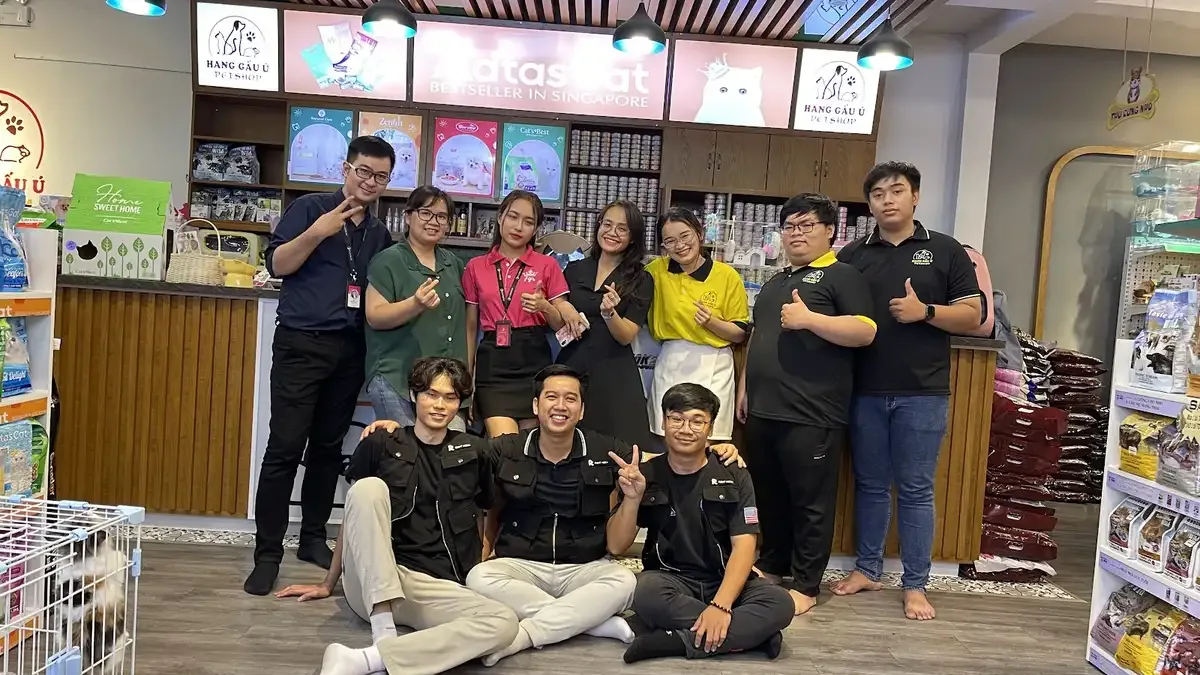 Right Media team and Pet Prince team at the store