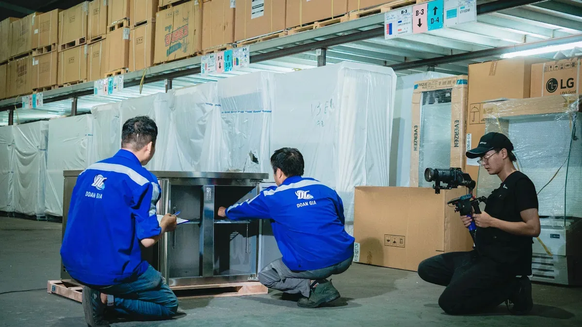 Quay kỹ thuật viên Đoàn Gia kiểm tra thiết bị điện lạnh