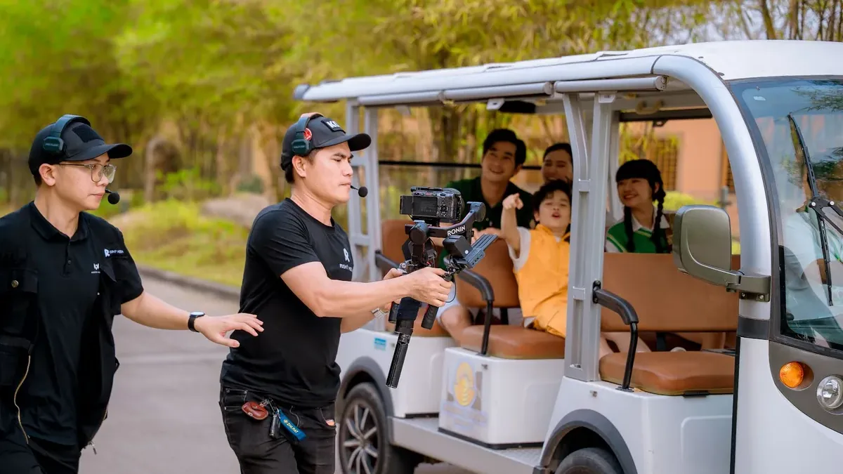 Ê-kíp Right Media quay cảnh gia đình di chuyển bằng xe điện tại Sơn Tiên