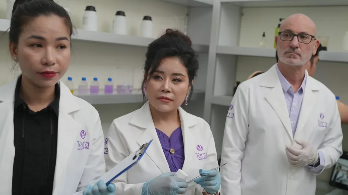 Quay phim thương hiệu ra mắt sản phẩm Terra tại phòng thí nghiệm