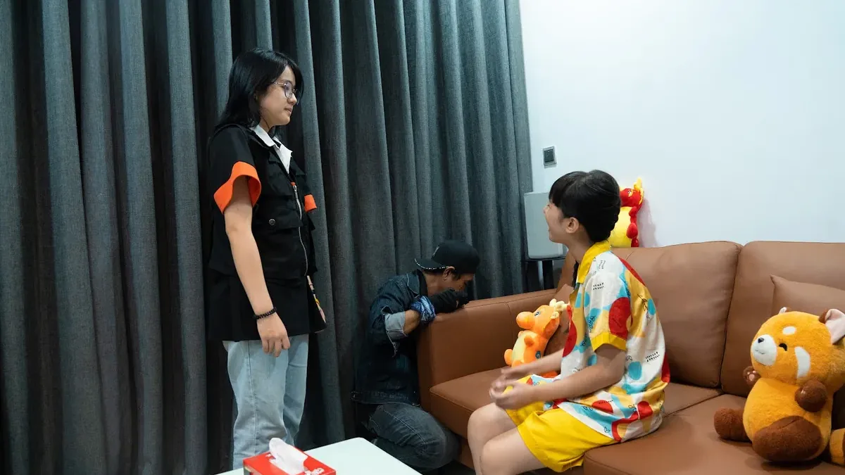 Đạo diễn hướng dẫn diễn viên nhí đóng vai Bé Cam