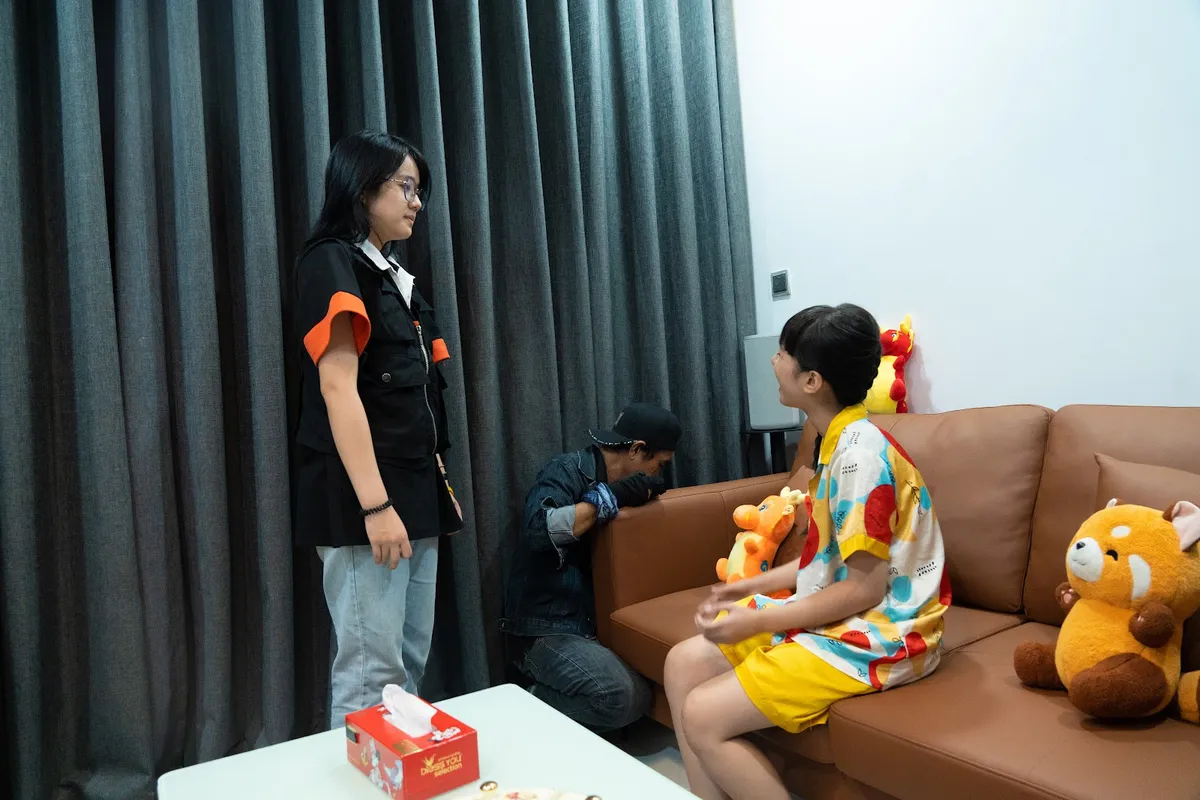 Đạo diễn hướng dẫn diễn viên nhí trong series viral clip SONY