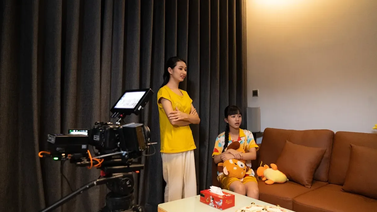 Quay Mẹ Ny và Bé Cam cho series viral clip Chuyện nhà SO-NY