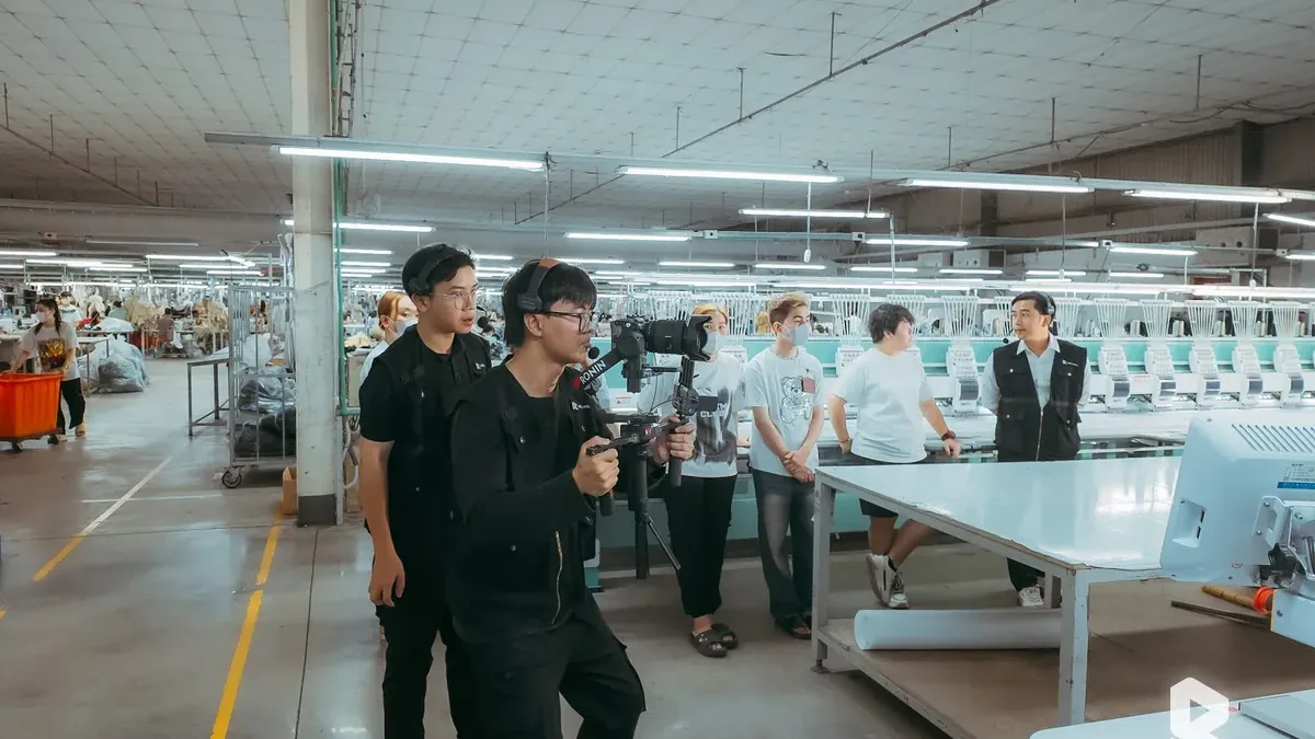 Ê-kíp Right Media ghi hình dây chuyền máy thêu Top Royal Flash