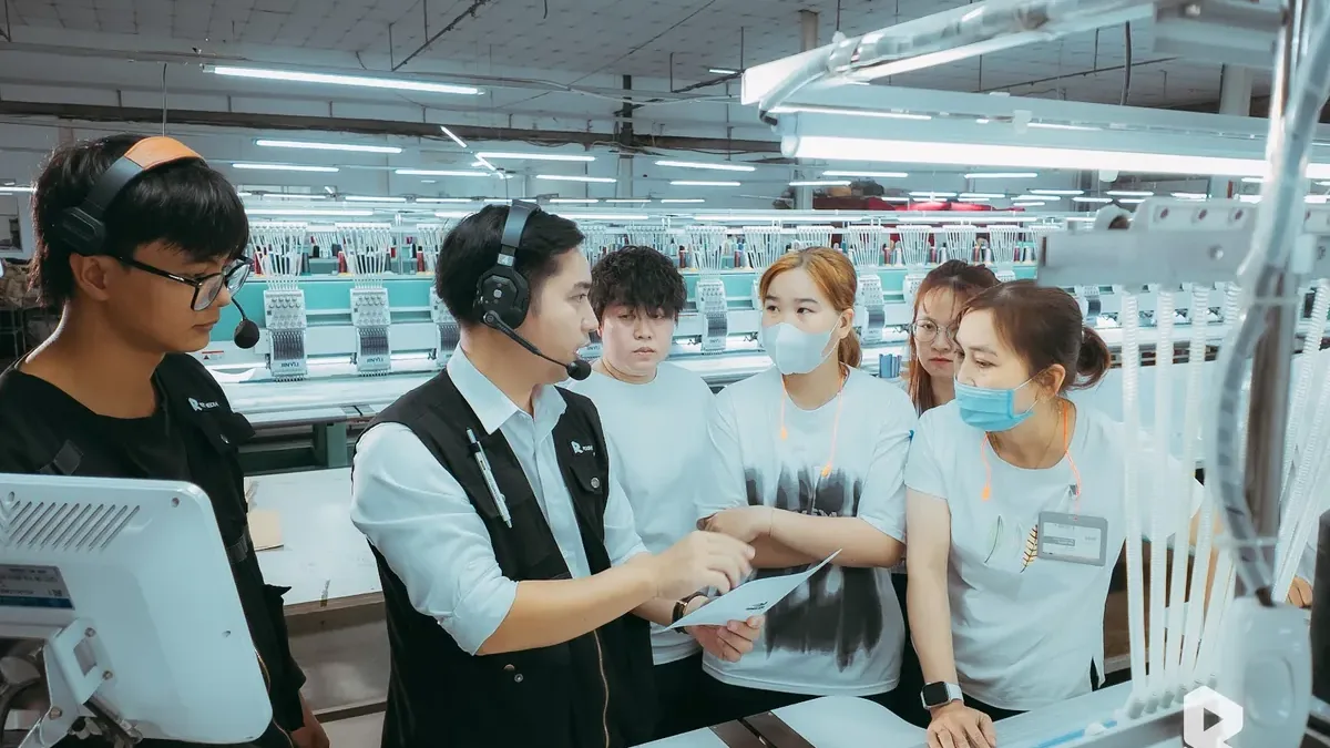 Ê-kíp Right Media làm việc cùng công nhân Top Royal Flash