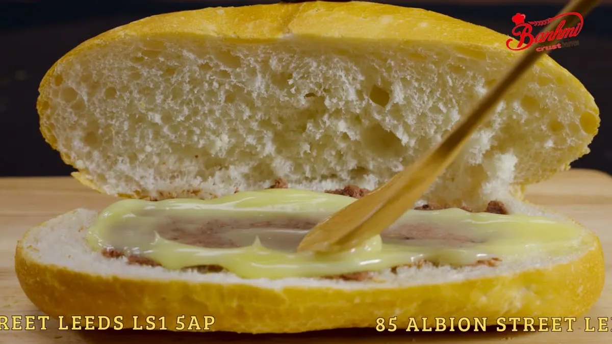 Phết sốt lên ruột bánh trong TVC bánh mì Banhmi tại Leeds