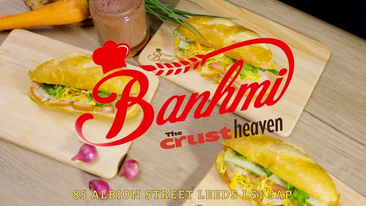Ổ bánh mì hoàn chỉnh và slogan The Crust Heaven của tiệm Banhmi