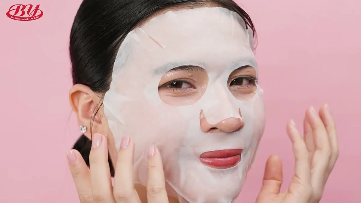 Video giới thiệu bộ mỹ phẩm Bảo Yến Cosmetic: người mẫu đắp mặt nạ giấy