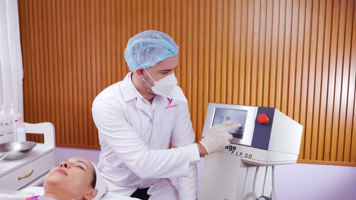 Bác sĩ thao tác máy trong video giới thiệu thẩm mỹ viện Pro Beauty