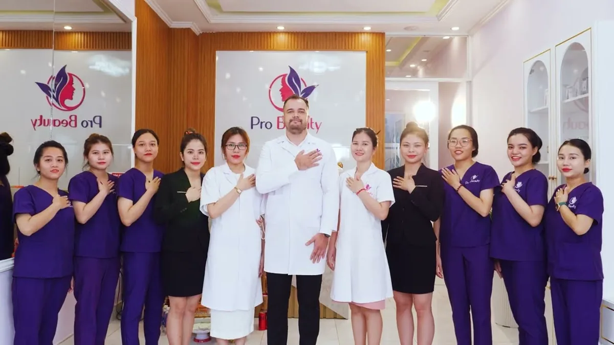 Đội ngũ bác sĩ và kỹ thuật viên Pro Beauty Spa & Clinic
